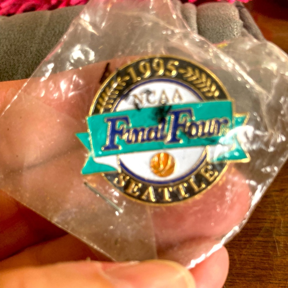 1995 Seattle Final Four College Basket Ball Collectors Pin